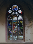 67988 Interieur van de St.-Martinuskerk (Oudegracht 401) te Utrecht: afbeelding van het tweede glas-in-loodraam in de ...